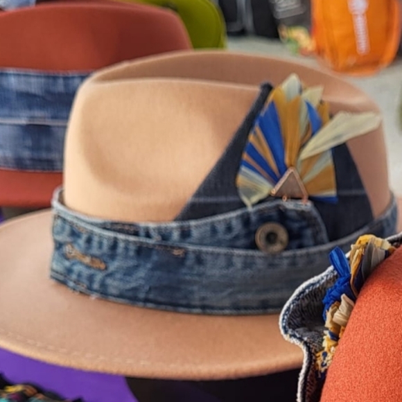 Grayor Sandy Brown Fedora denim and is a great addition to your wardrob… - Picture 2 of 2